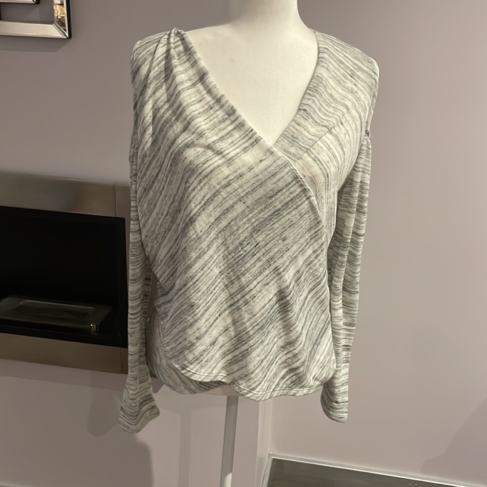 ♡White House, Black market open shoulder, long sleeve size medium